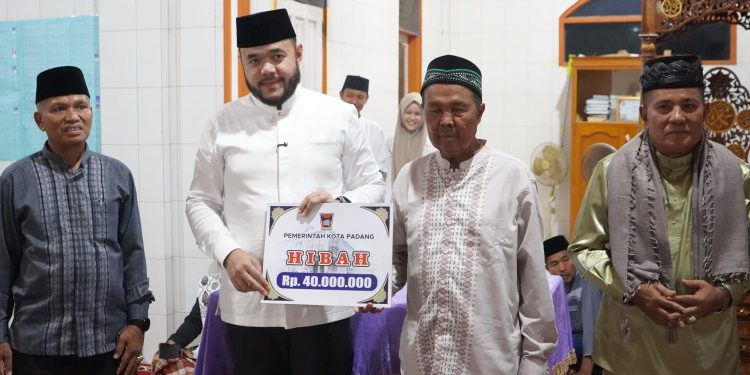 Pemko Padang Salurkan Hibah TSR Rp44 Juta di Bungus Teluk Kabung
