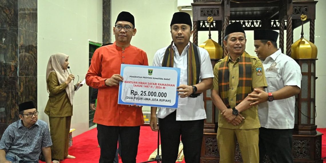 Wagub Vasko Ruseimy Salurkan Bantuan untuk Masjid dan Pelajar di Sungai Kambut