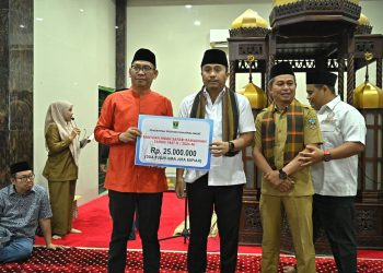 Wagub Vasko Ruseimy Salurkan Bantuan untuk Masjid dan Pelajar di Sungai Kambut