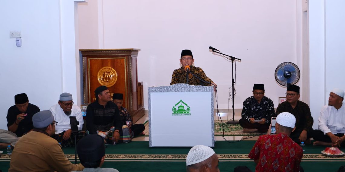 Wako Zulmaeta Serahkan Bantuan Pembangunan Saat Safari Ramadan di Masjid Darul Hikmah