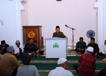 Wako Zulmaeta Serahkan Bantuan Pembangunan Saat Safari Ramadan di Masjid Darul Hikmah