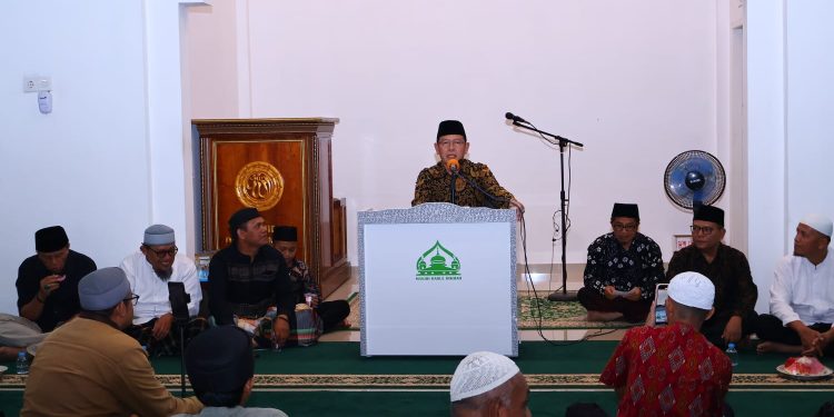 Wako Zulmaeta Serahkan Bantuan Pembangunan Saat Safari Ramadan di Masjid Darul Hikmah