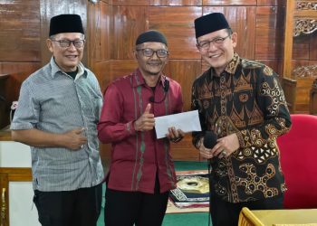 Wako Zulmaeta Serahkan Bantuan dan Ajak Warga Payakumbuh Jaga Generasi Muda