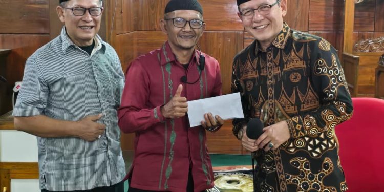 Wako Zulmaeta Serahkan Bantuan dan Ajak Warga Payakumbuh Jaga Generasi Muda