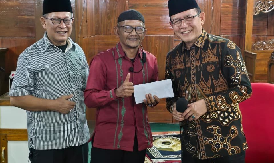 Wako Zulmaeta Serahkan Bantuan dan Ajak Warga Payakumbuh Jaga Generasi Muda
