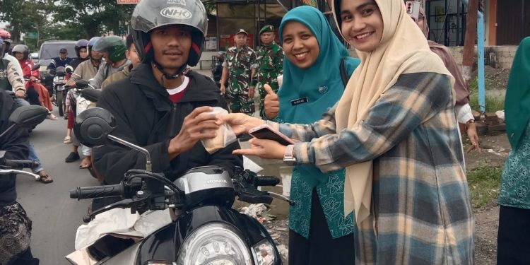 ASN dan PKK Payakumbuh Selatan Bagikan Ratusan Paket Takjil di Sawah Padang