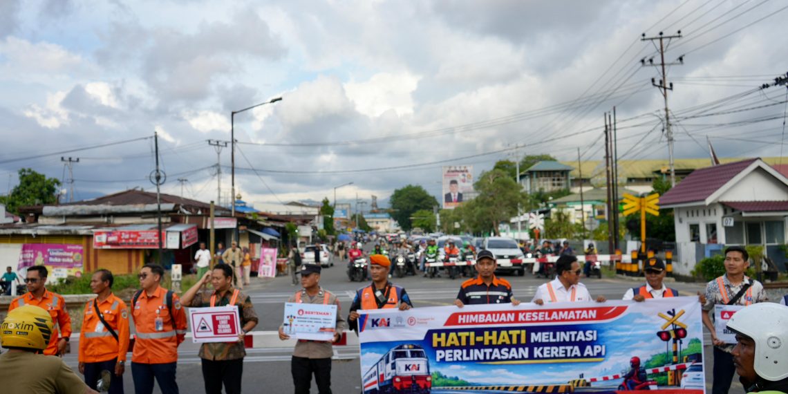 KAI Divre II Sumbar Bagi-Bagi Takjil Gratis di Stasiun Padang dan Ingatkan Keselamatan Perlintasan