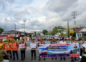 KAI Divre II Sumbar Bagi-Bagi Takjil Gratis di Stasiun Padang dan Ingatkan Keselamatan Perlintasan