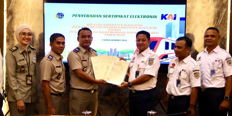 Upaya Selamatkan Aset Negara, KAI Divre II Sumbar Terima e-Sertipikat dari BPN Kabupaten Sijunjung