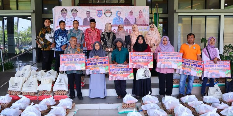 Pemerintah Kota Payakumbuh Salurkan Bantuan Paket Sembako Untuk Pekerja Rentan Ekonomi
