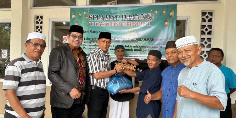 Pemko Payakumbuh Apresiasi Penyerahan Paket Sembako Jamaah Masjid Baiturrahmah Sawah Padang