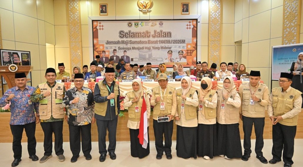 Gubernur Mahyeldi Lepas Keberangkatan 384 Calon Jemaah Haji Kloter 1 Embarkasi Padang