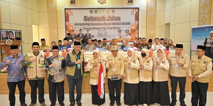 Gubernur Mahyeldi Lepas Keberangkatan 384 Calon Jemaah Haji Kloter 1 Embarkasi Padang