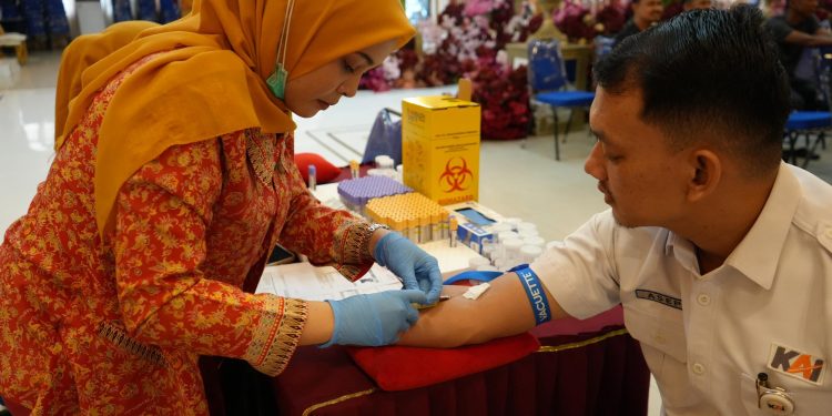 Jaga Kualitas Layanan dan Keselamatan, KAI Divre II Sumbar Lakukan MCU Rutin bagi Pekerja