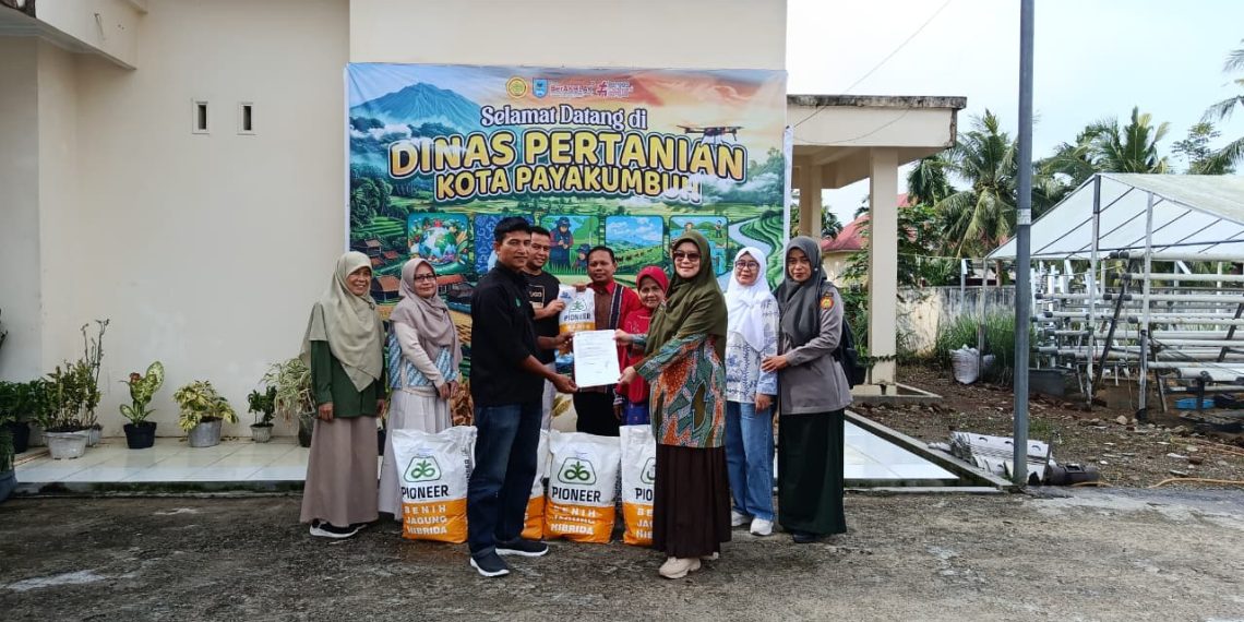 Wali Kota Zulmaeta Salurkan Bantuan Benih Jagung Pulihkan Pertanian Terdampak Bencana Payakumbuh