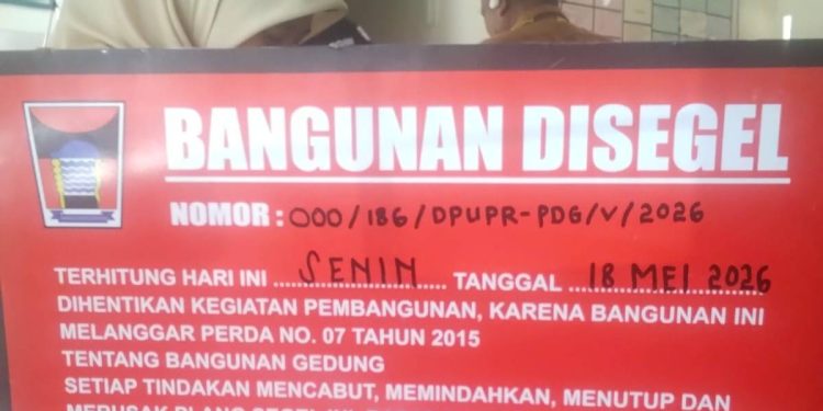 Respon Laporan Warga, Dinas PUPR Kota Padang Segel Bangunan Kafe Tanpa PBG