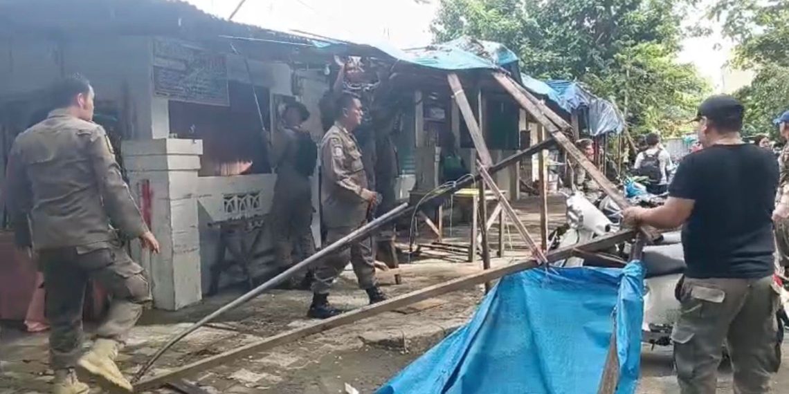 PKL Tinggalkan Lapak, Satpol PP Padang Lakukan Penertiban