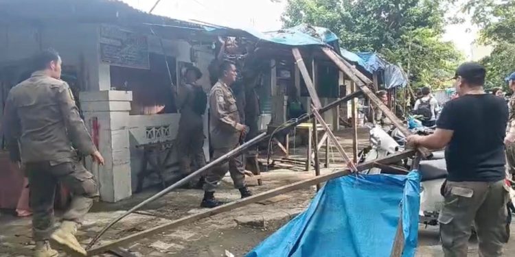 PKL Tinggalkan Lapak, Satpol PP Padang Lakukan Penertiban