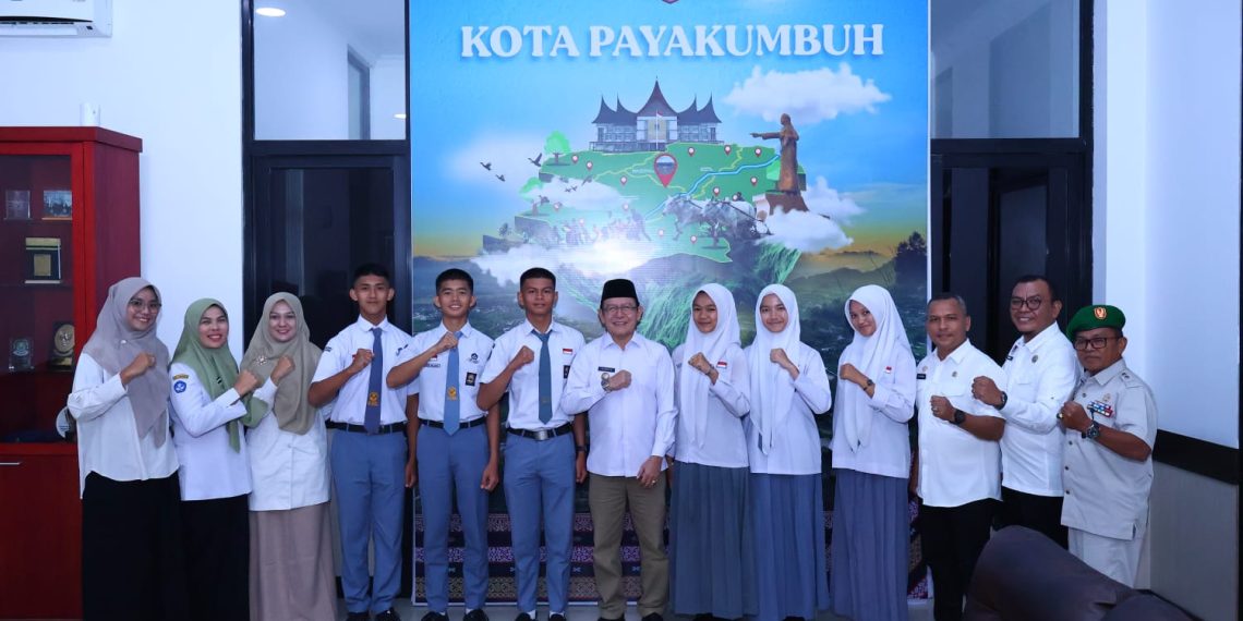 Wali Kota Zulmaeta Lepas Enam Utusan Payakumbuh Ikuti Seleksi Paskibraka Sumatera Barat