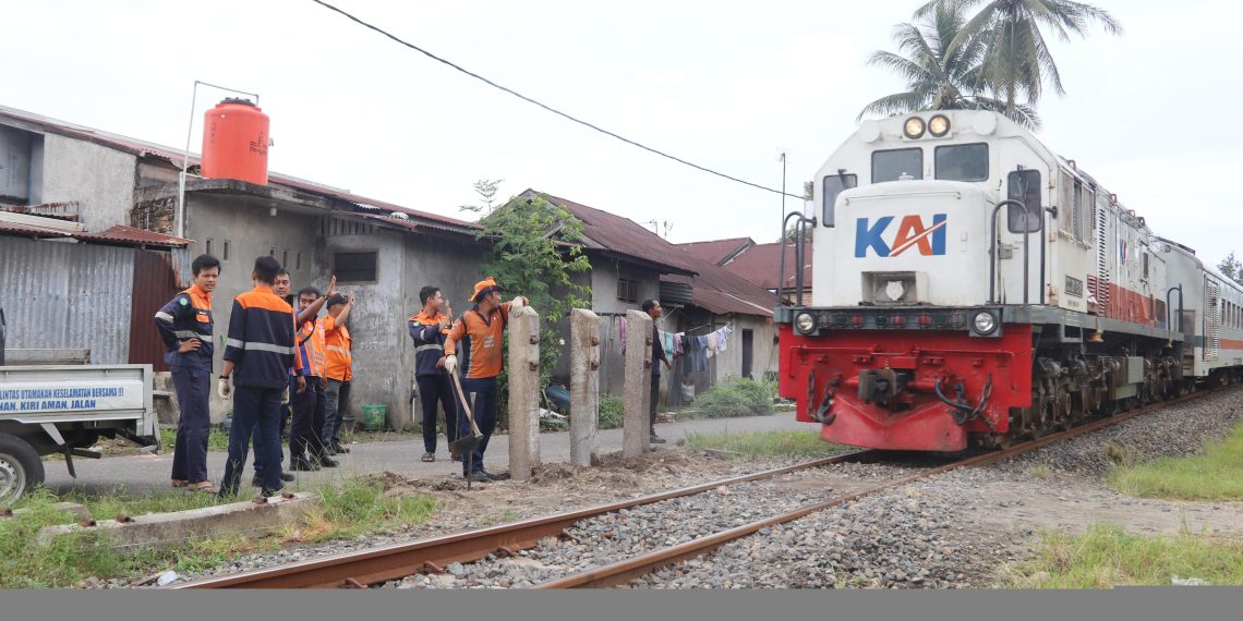 Tekan Risiko Kecelakaan, KAI Divre II Sumbar Kembali Tutup Perlintasan Liar di Padang Pariaman