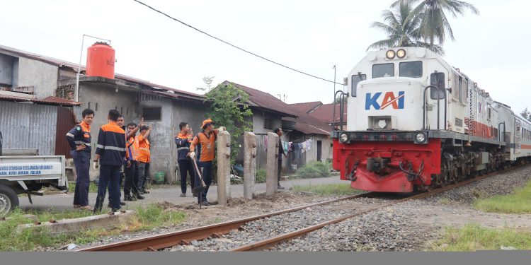 Tekan Risiko Kecelakaan, KAI Divre II Sumbar Kembali Tutup Perlintasan Liar di Padang Pariaman