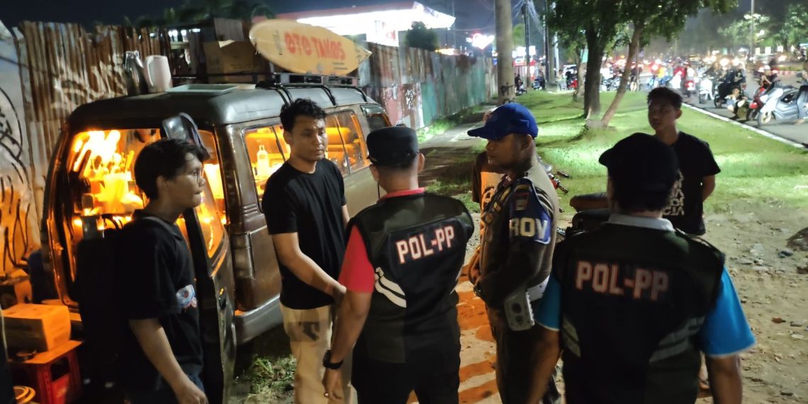 Satpol PP Padang Tertibkan PKL yang Jualan di Trotoar dan Taman Khatib Sulaiman