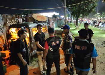 Satpol PP Padang Tertibkan PKL yang Jualan di Trotoar dan Taman Khatib Sulaiman