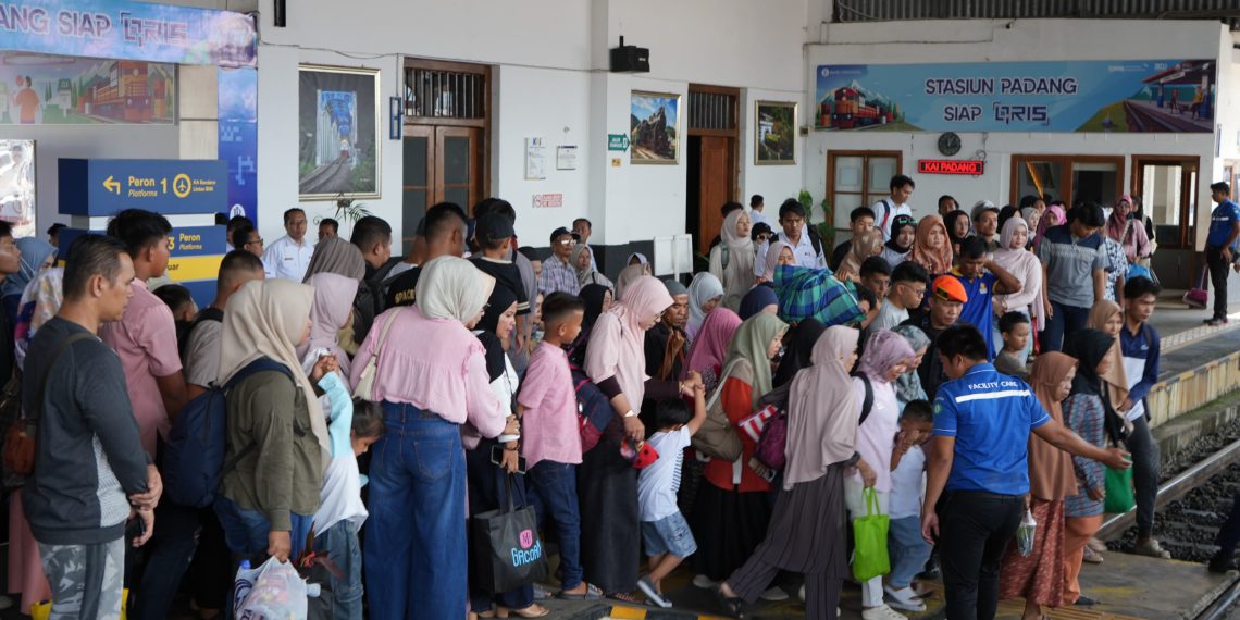 Kepercayaan Masyarakat Terus Meningkat, KAI Divre II Sumbar Layani 205 Ribu Pelanggan Saat Libur Sekolah