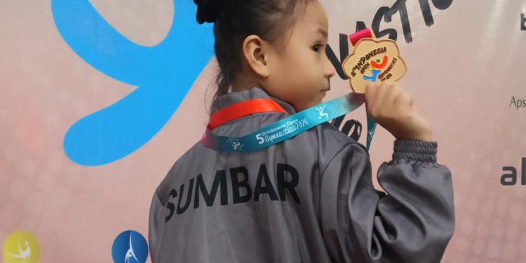Atlet Muda Payakumbuh Alesha Alicia Novea Raih Emas Gymnastics Indonesia