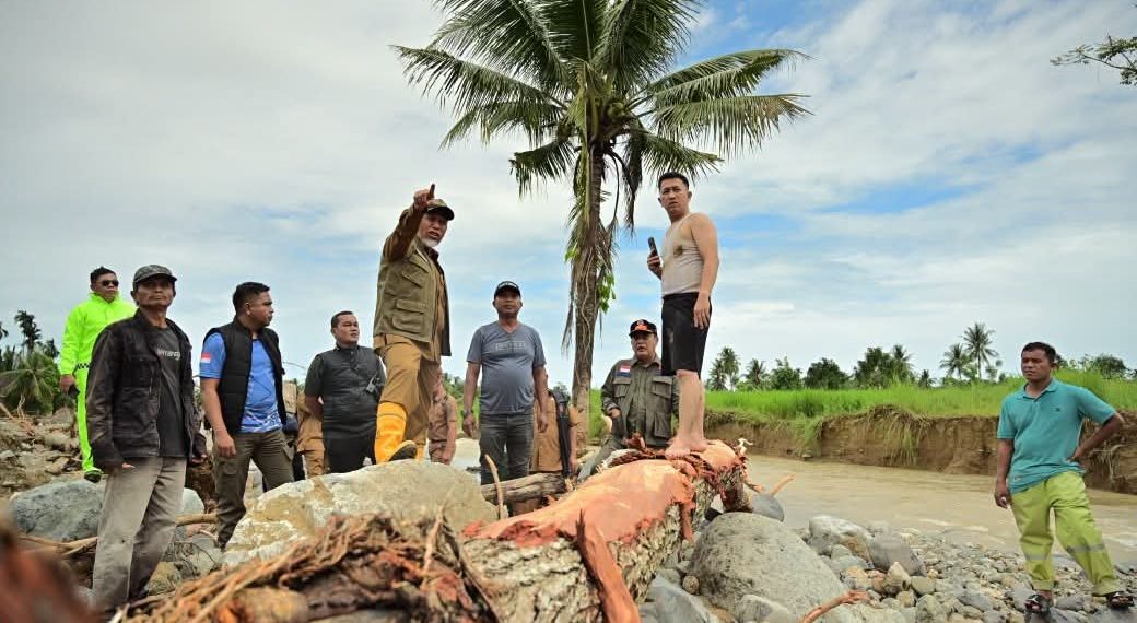 Tinjau Lokasi Terdampak Banjir, Gubernur Mahyeldi Instruksikan Pengerahan Alat Berat