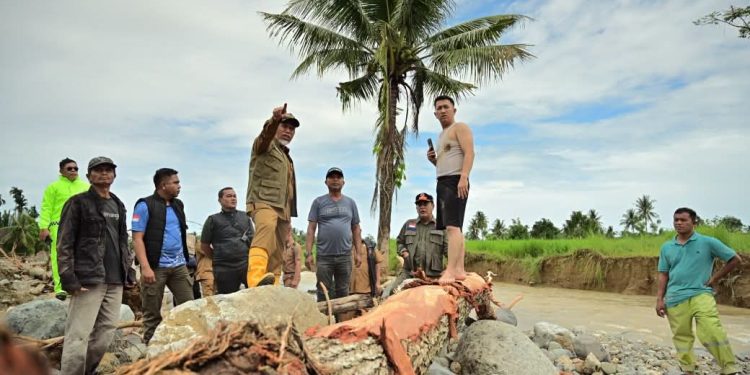 Tinjau Lokasi Terdampak Banjir, Gubernur Mahyeldi Instruksikan Pengerahan Alat Berat