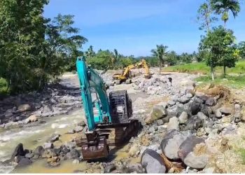 Pasca Ditinjau Gubernur, Tiga Alat Berat Mulai Normalisasi Sungai di Lokasi Banjir Kuranji