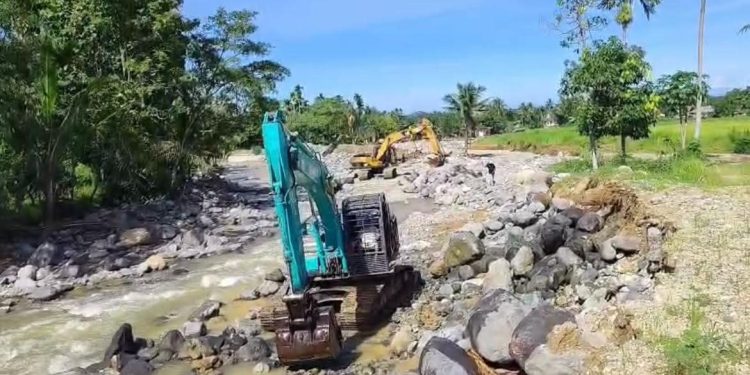 Pasca Ditinjau Gubernur, Tiga Alat Berat Mulai Normalisasi Sungai di Lokasi Banjir Kuranji