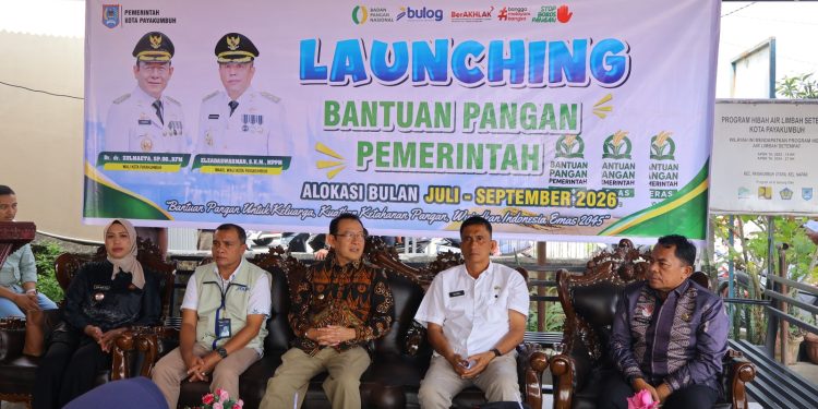 Wako Payakumbuh Zulmaeta Serahkan Bantuan Pangan Beras untuk 14.020 KK Penerima Manfaat