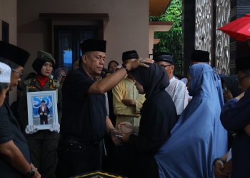 Suasana Haru Warnai Pelepasan Jenazah Kadisnakerin Payakumbuh Yasril