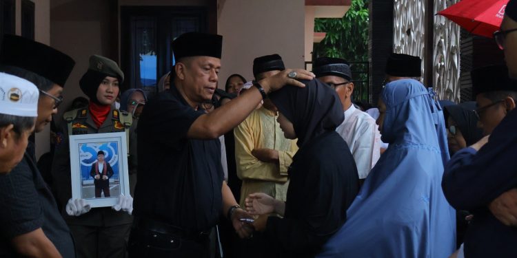 Suasana Haru Warnai Pelepasan Jenazah Kadisnakerin Payakumbuh Yasril