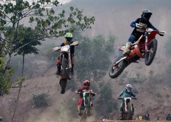 Jelang PORPROV Sumbar XVI, Atlet Grasstrack Payakumbuh Gaspol di Kota Biru Palano Hills