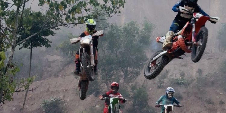 Jelang PORPROV Sumbar XVI, Atlet Grasstrack Payakumbuh Gaspol di Kota Biru Palano Hills