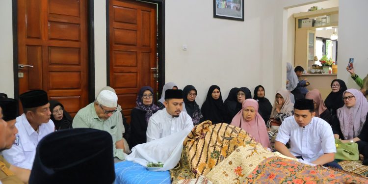 Wali Kota Zulmaeta Pimpin Takziah ke Rumah Duka Ayahanda Wabup Limapuluh Kota